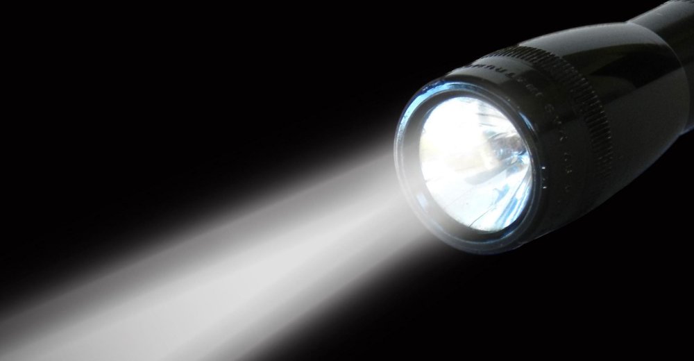 Свет фонарика в темноте