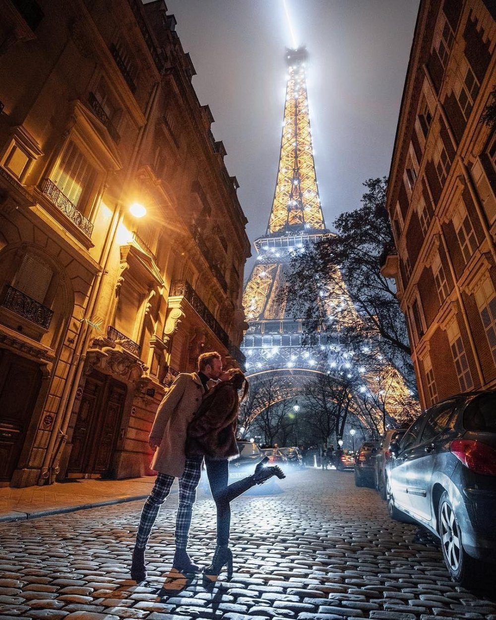 Парижская башня черно белая