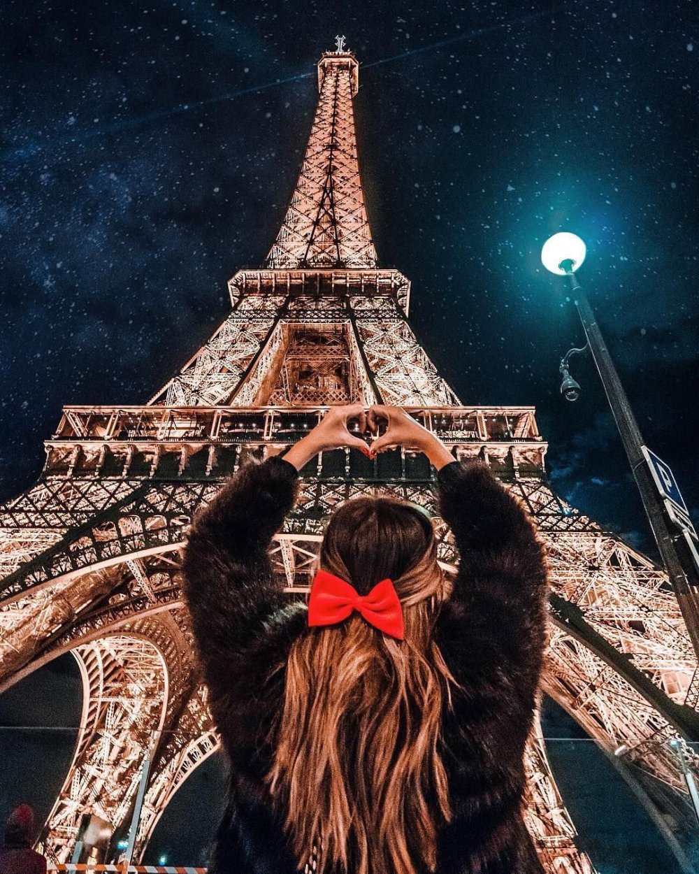 Девушка в ночном Париже