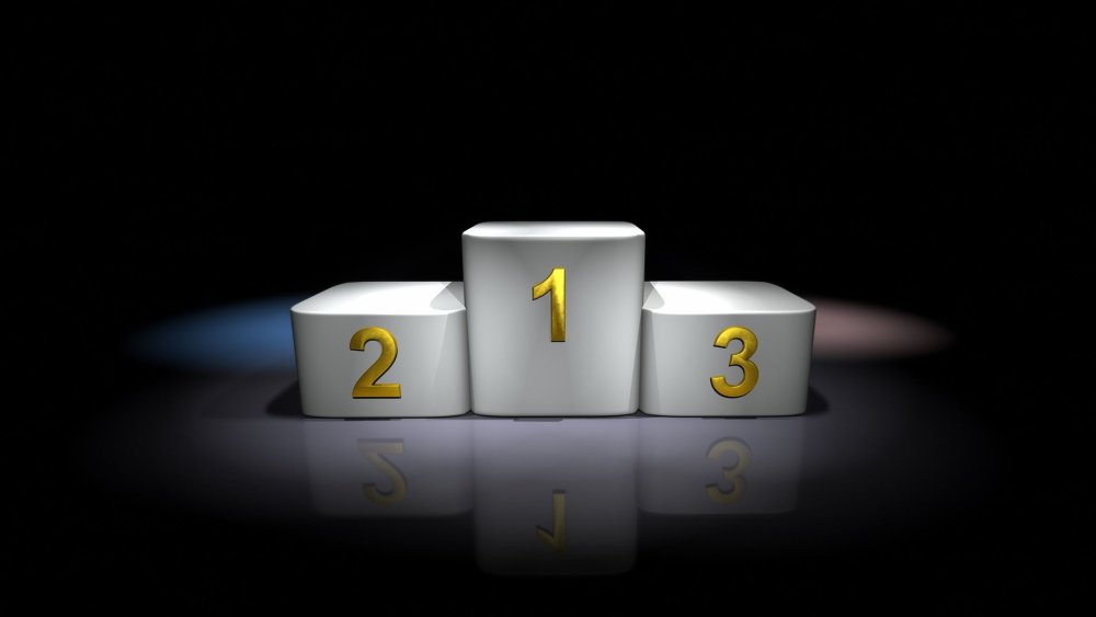 Пьедестал почета на темном фоне