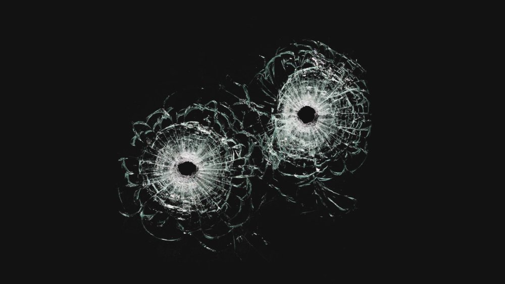 Пулевое отверстие в стекле