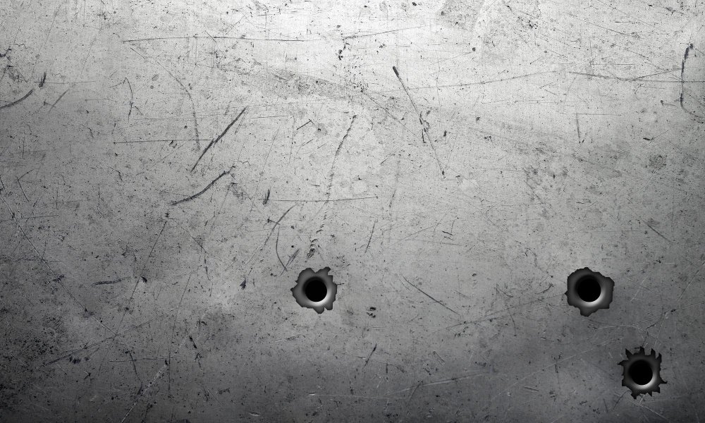 Пулевые отверстия в металле