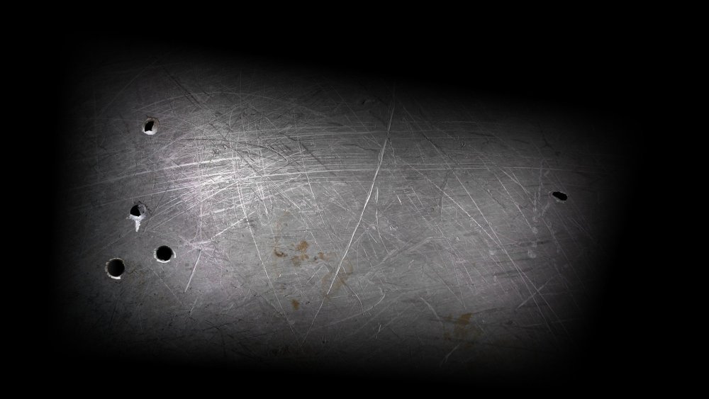 Дыра в металле