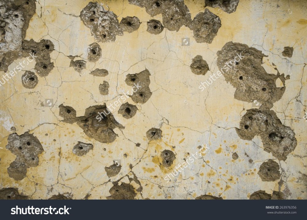 Пулевые отверстия в стене