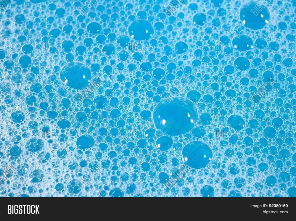 Мыльная пена в ванне голубая