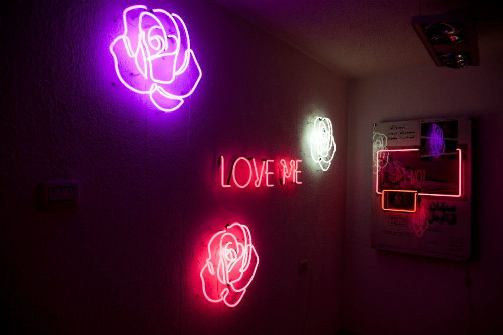 Иероглифы неон