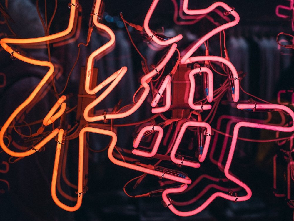 Иероглифы на голубом фоне