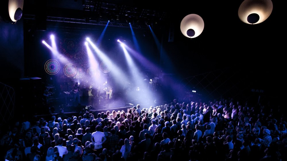 Толпа со сцены свет