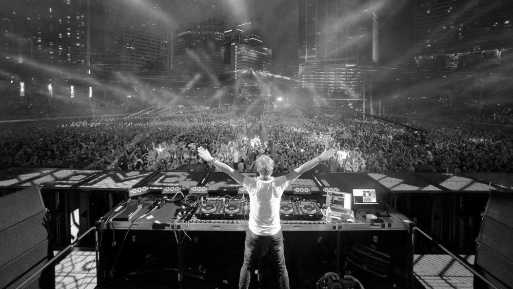 Освещенная сцена