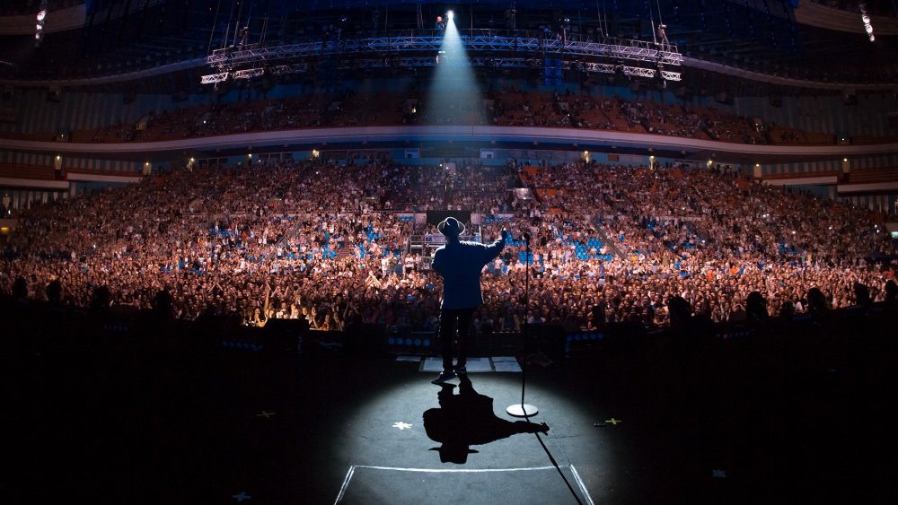 Микрофон на сцене