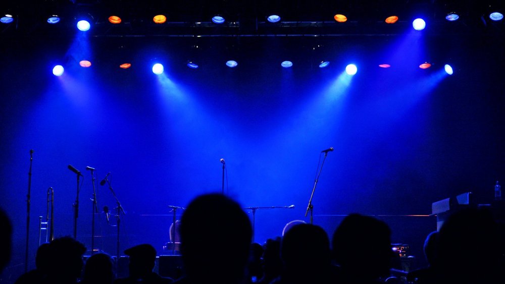 Зал со сценой