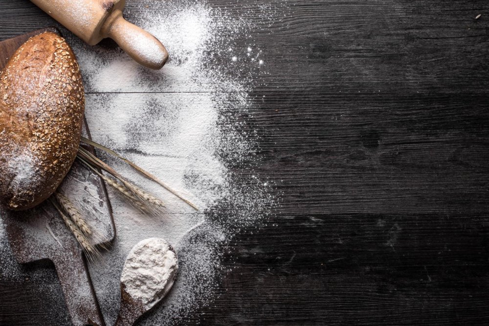 Деревянный стол с мукой