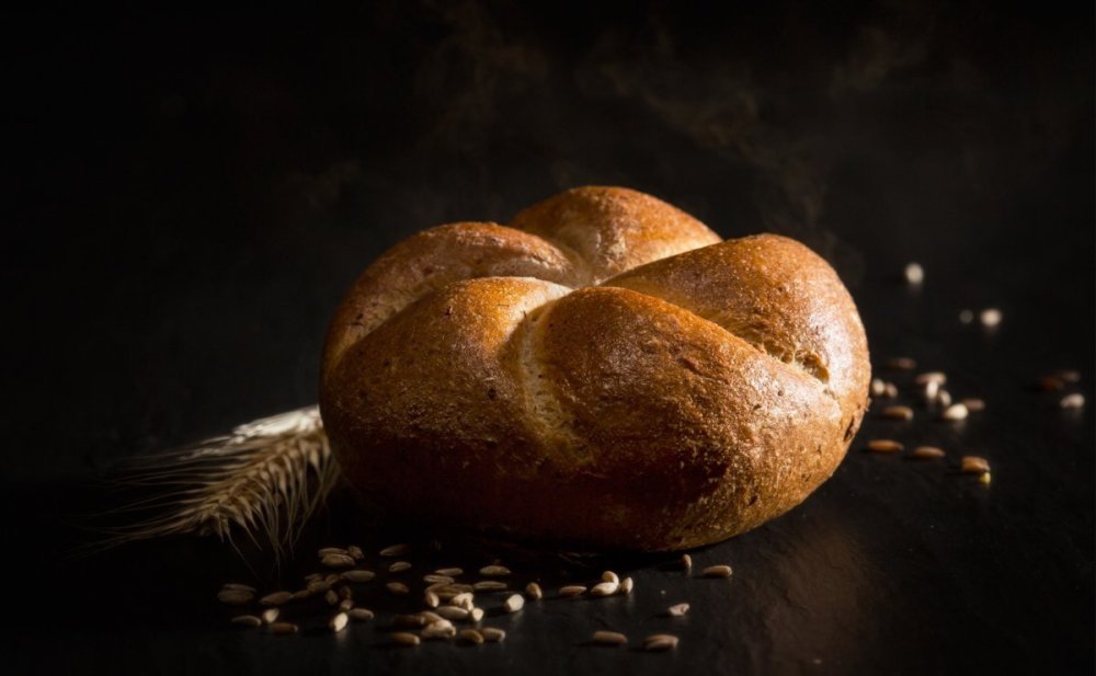 Хлеб на черном фоне