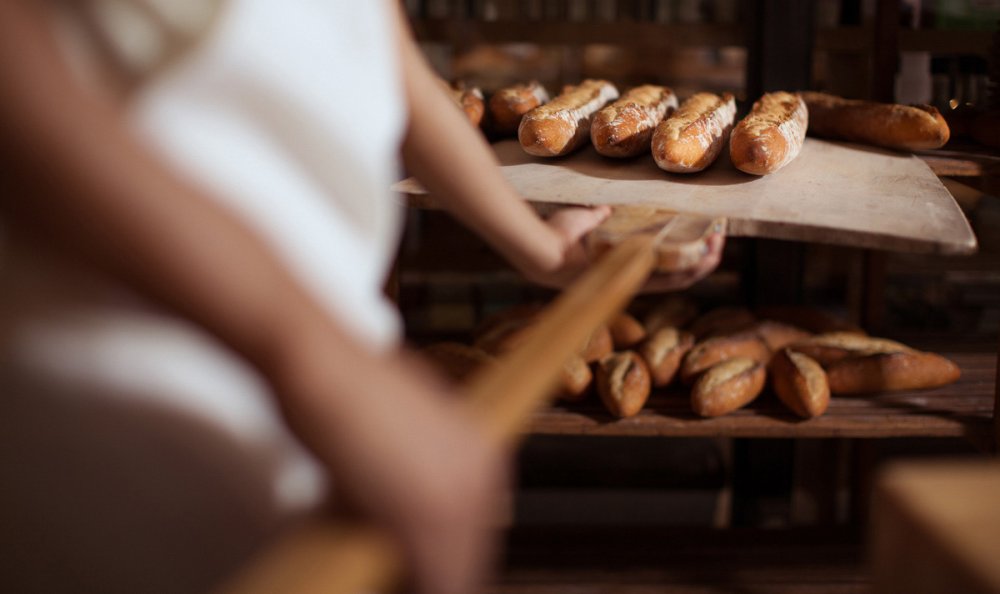 Хлеб на темном фоне