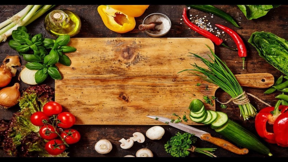 Разделочная доска с едой