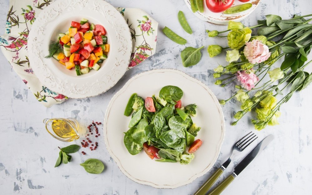 Стол с красивыми блюдами вид сверху