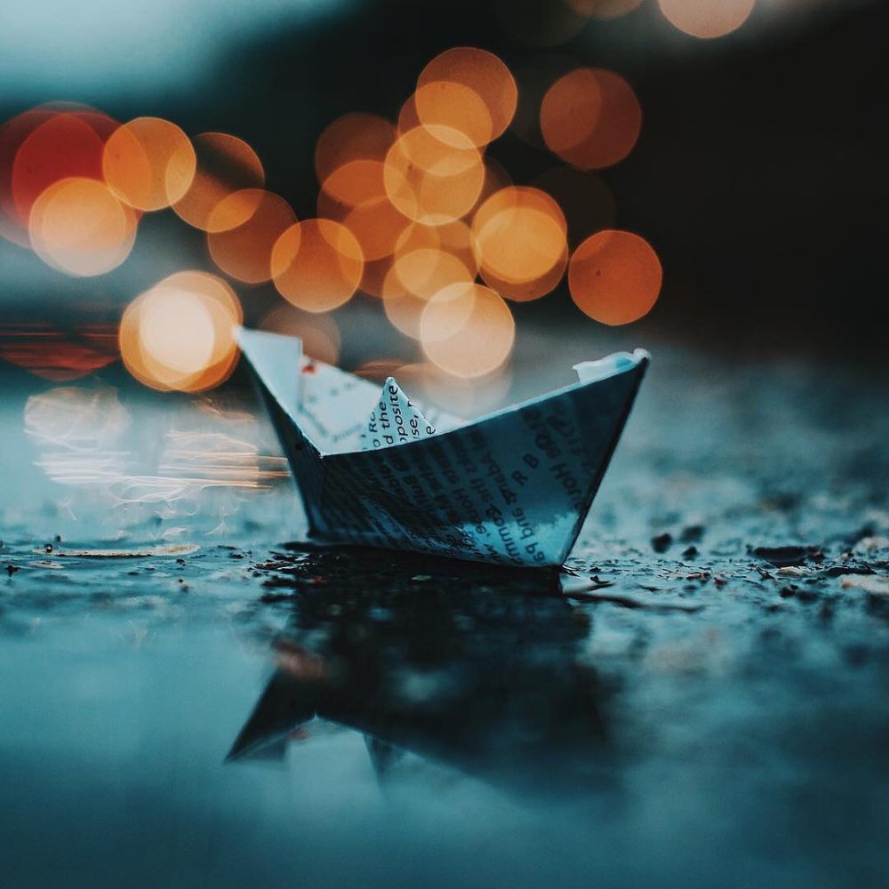 Бумажный кораблик в море