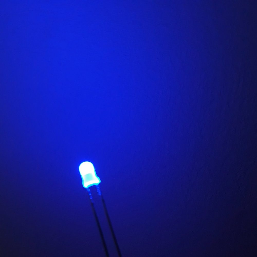 Источники синего света. Led-мониторы led — Light emitting Diode.. Голубой светодиод. Синий светодиод. Синий свет светодиод.