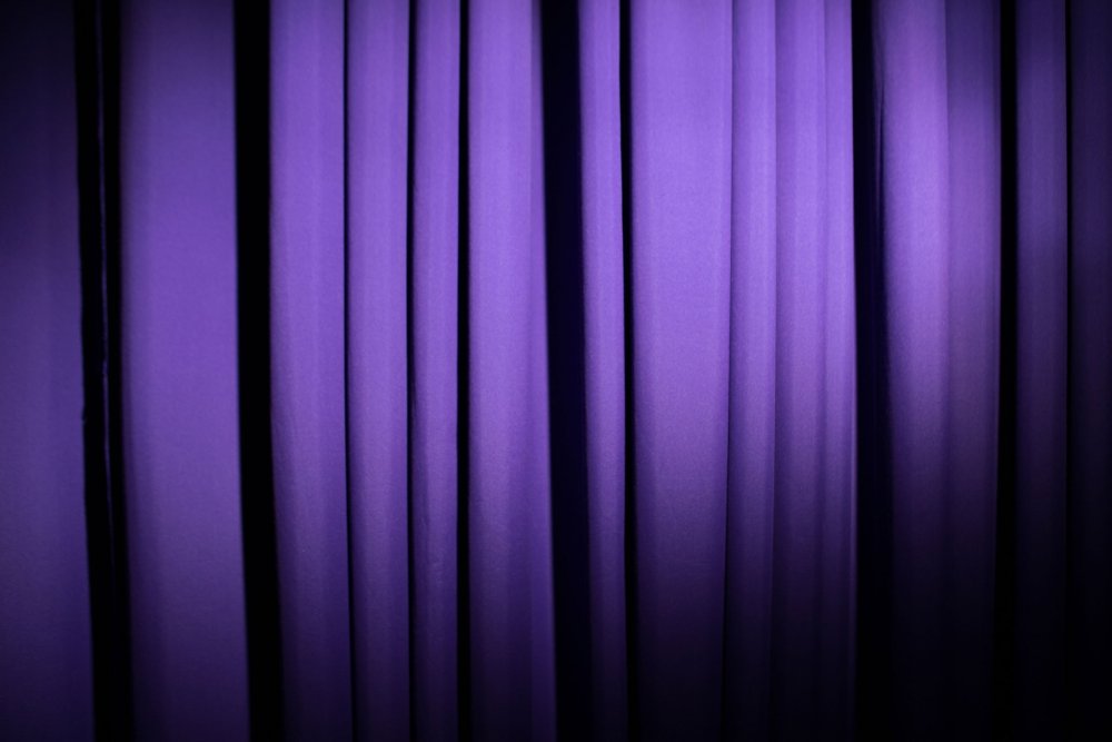 Фон шторок. Фиолетовый занавес. Шторы фиолетовый. Сиреневые шторы. Сиреневый занавес.