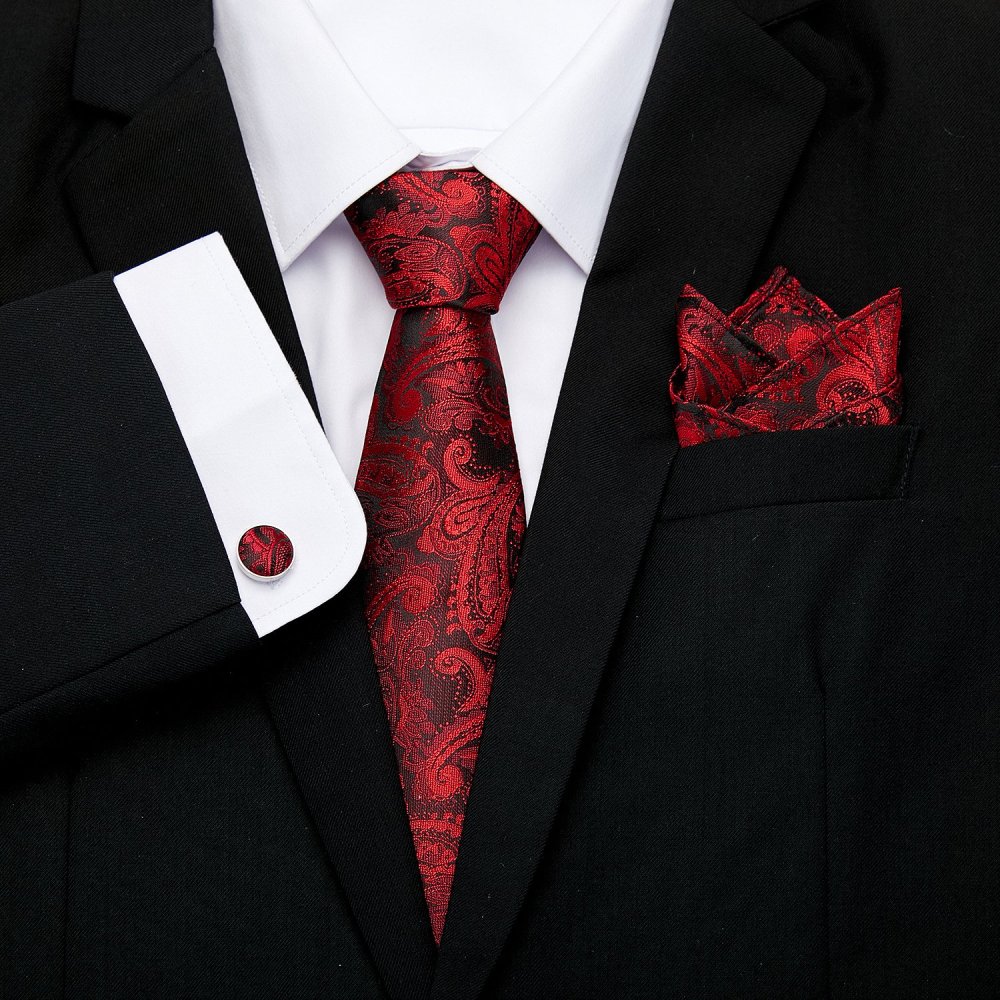 Мужской костюм с красным галстуком