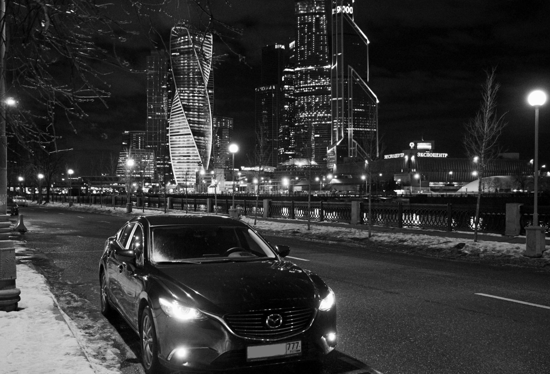 Черная машина в москве. Машина ночью. Черная машина в городе. Машина на фоне ночного города. Мерседес ночной город.