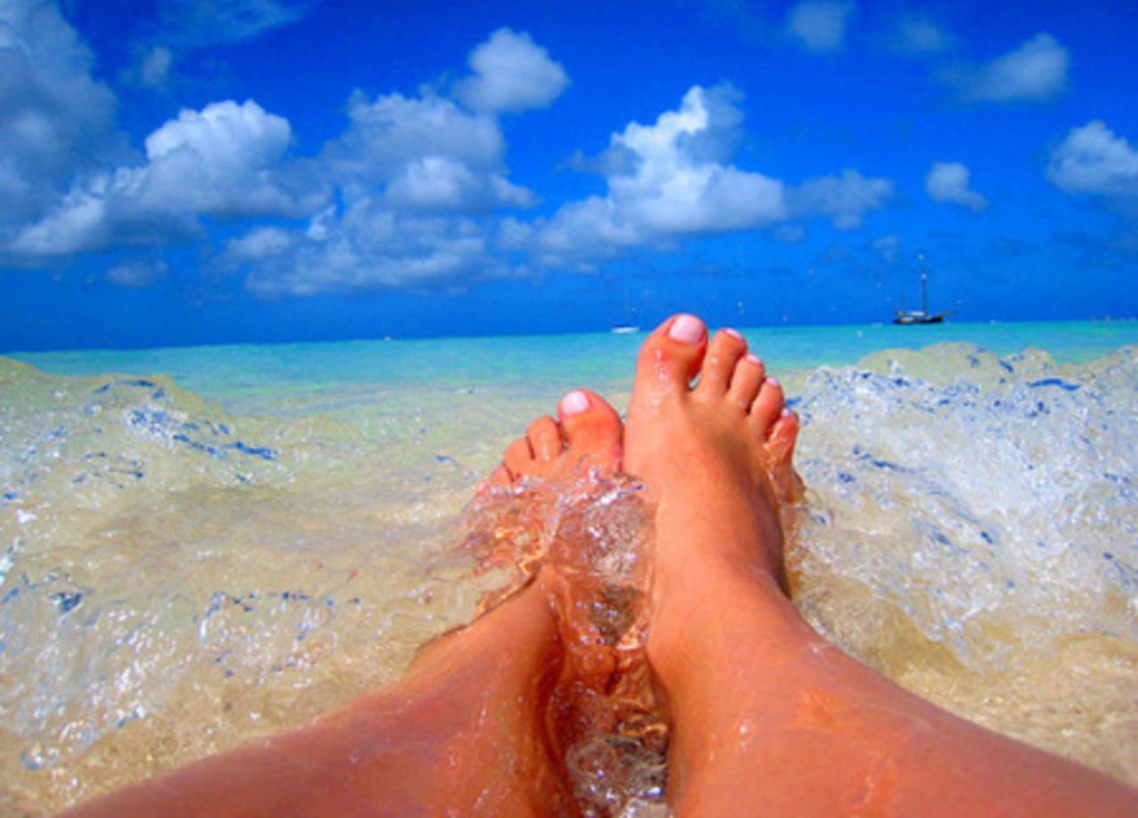 женские ноги на фоне моря