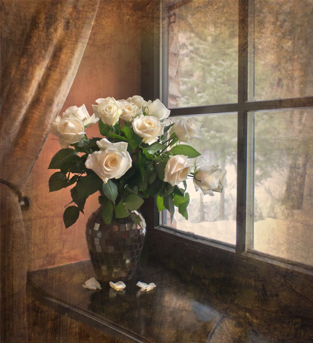 Подарить цветы в окно. Цветы на окне. Букет цветов на подоконнике. Розы в вазе на подоконнике. Цветы букет на окне.