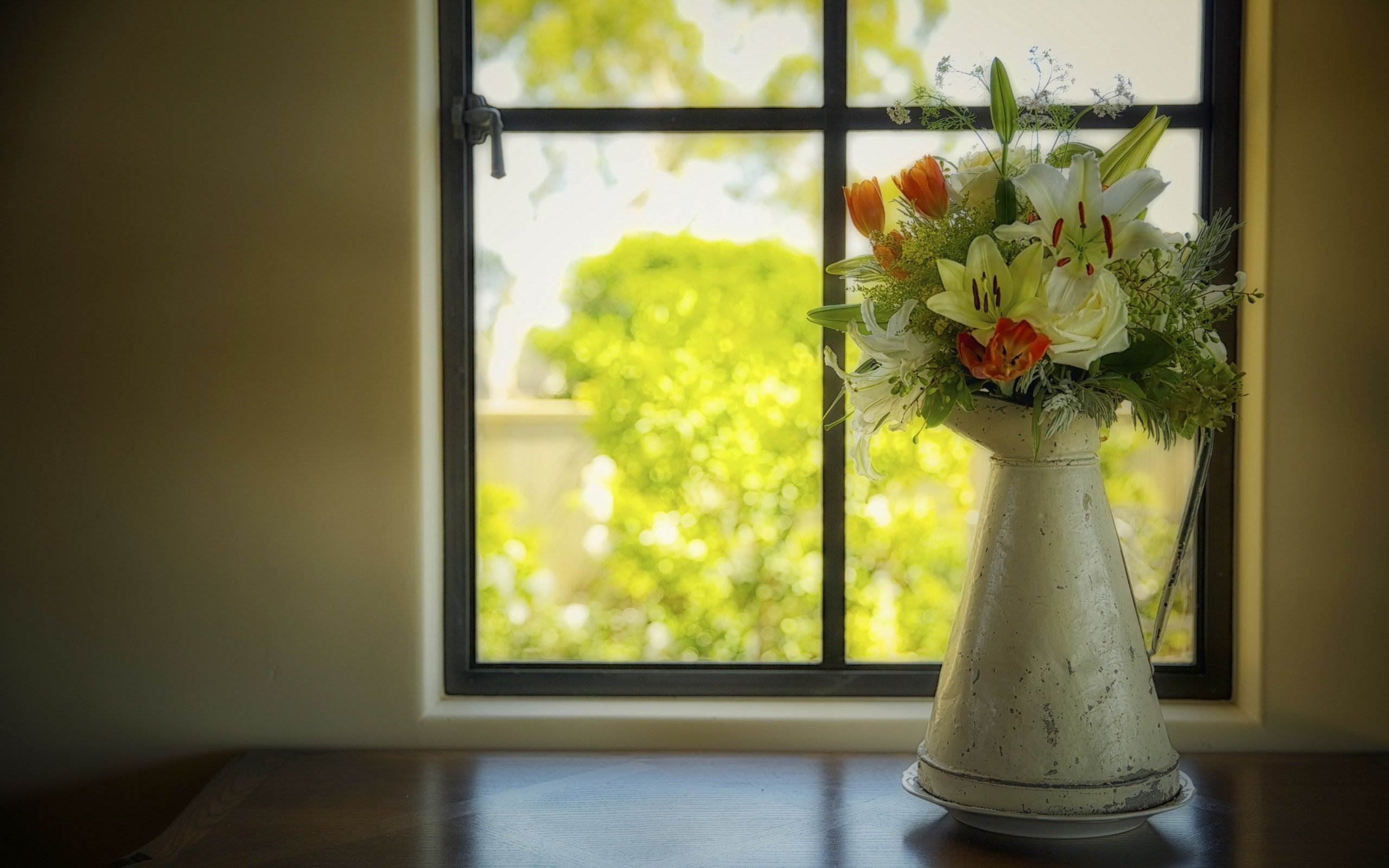 Подарить цветы в окно. Цветы на окне. Подоконник с цветами. Окно с цветами. Цветы в вазе на окне.