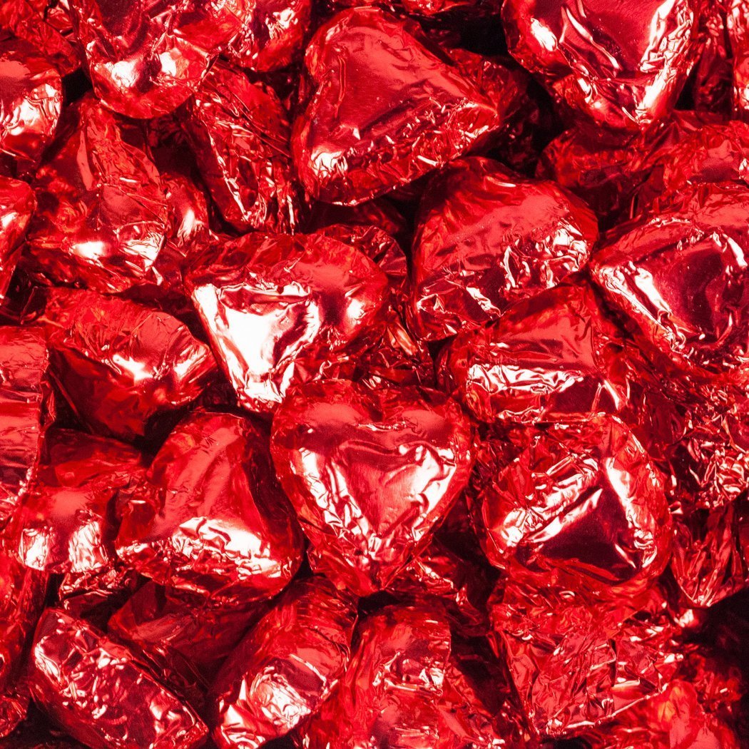 Читать красная конфета. Красные конфеты. Красный леденец. Шоколадные конфеты сердечки. Конфеты шоколадные в обертке.