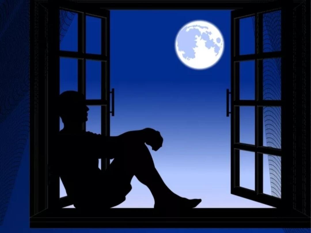 Песня поговори в полночной тишине. Силуэт в окне. Мужской силуэт в окне. Луна в окне. Силуэт человека в окне.