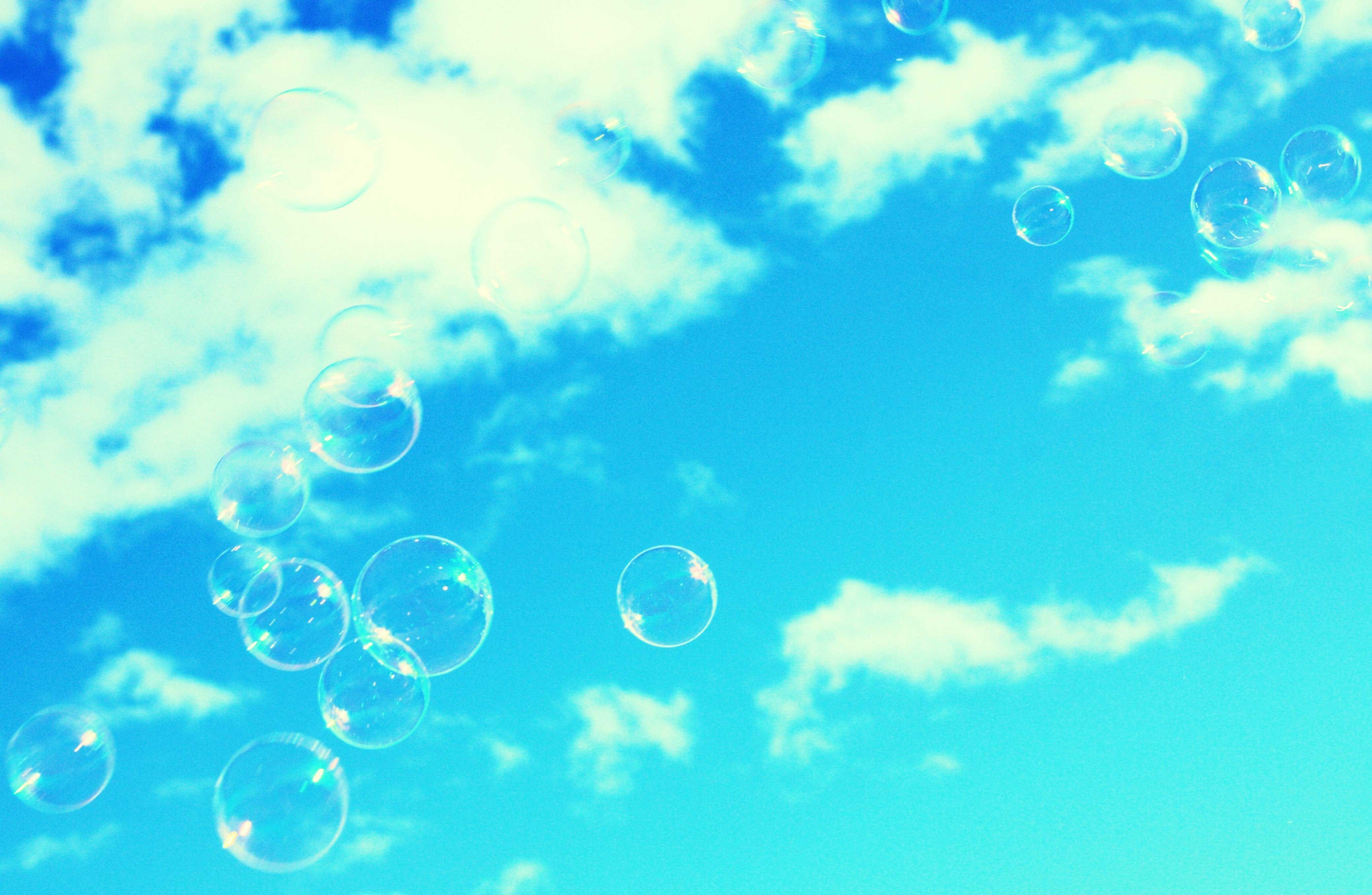 Воздух для телефона. Фон пузыри. Фон мыльные пузыри. Мыльные пузыри в небе. Небесный фон.