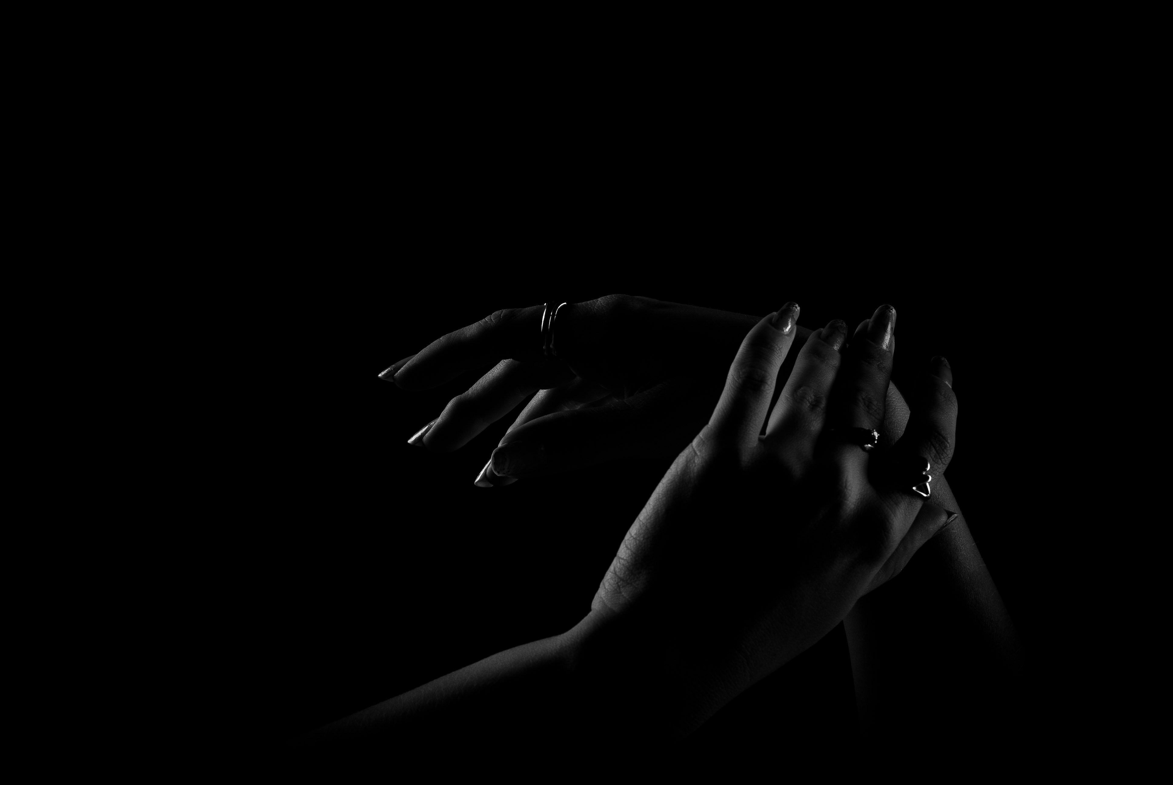 Клип черный фон. Рука в темноте. Женская рука. Черная рука. Ладонь в темноте.