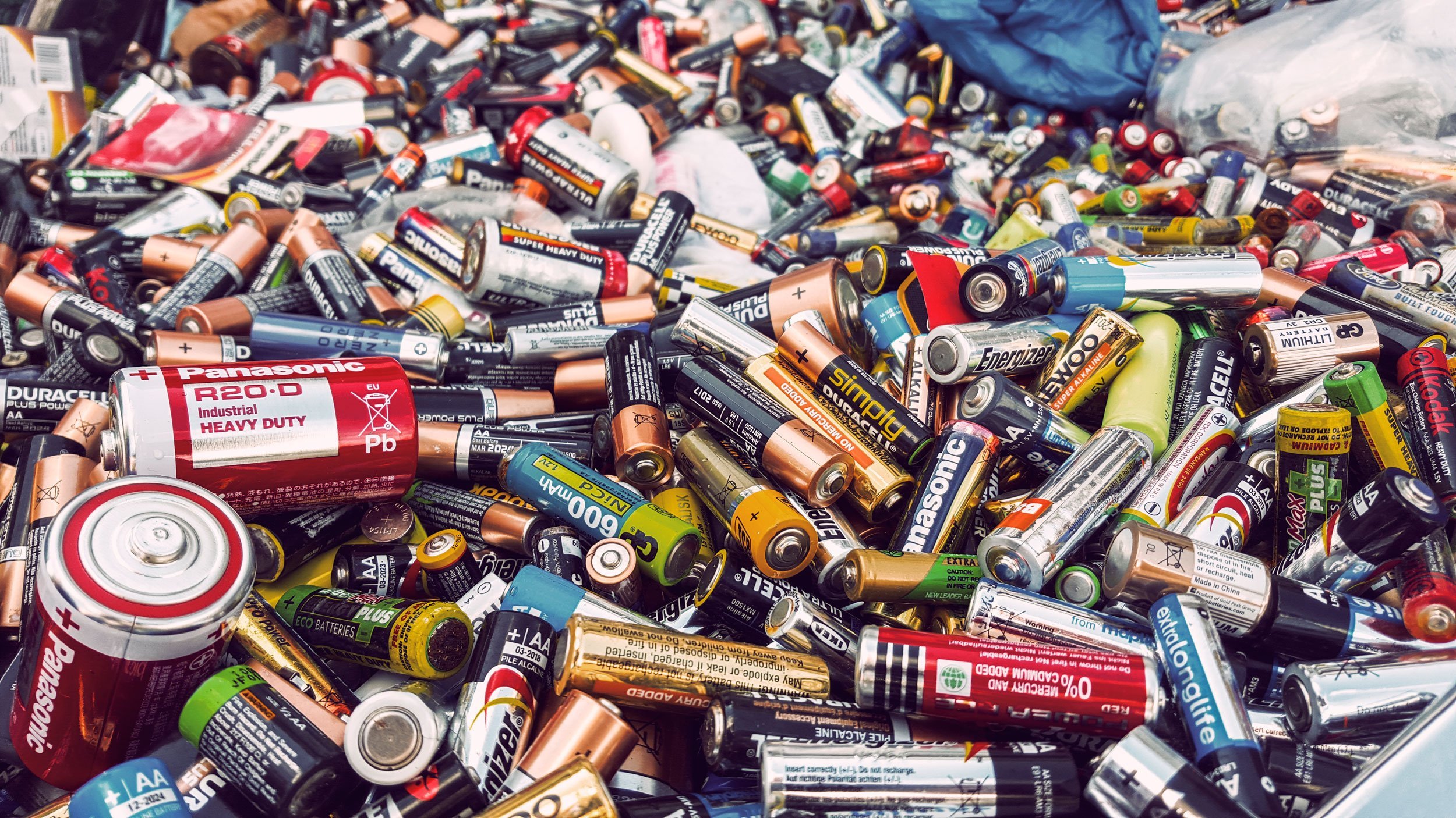 Recycle batteries. Батарейки. Много батареек. Батарейки отходы. Разнообразие батареек.