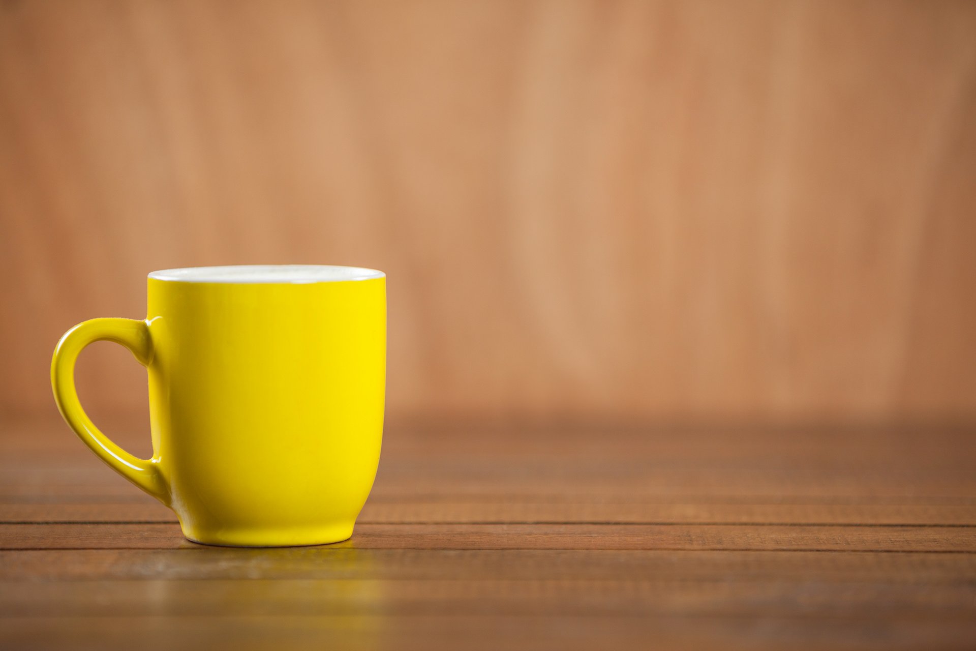 Почему стоит чашка. Желтая чашка. Желтая Кружка. Желтая Кружка кофе. Кружка на столе.