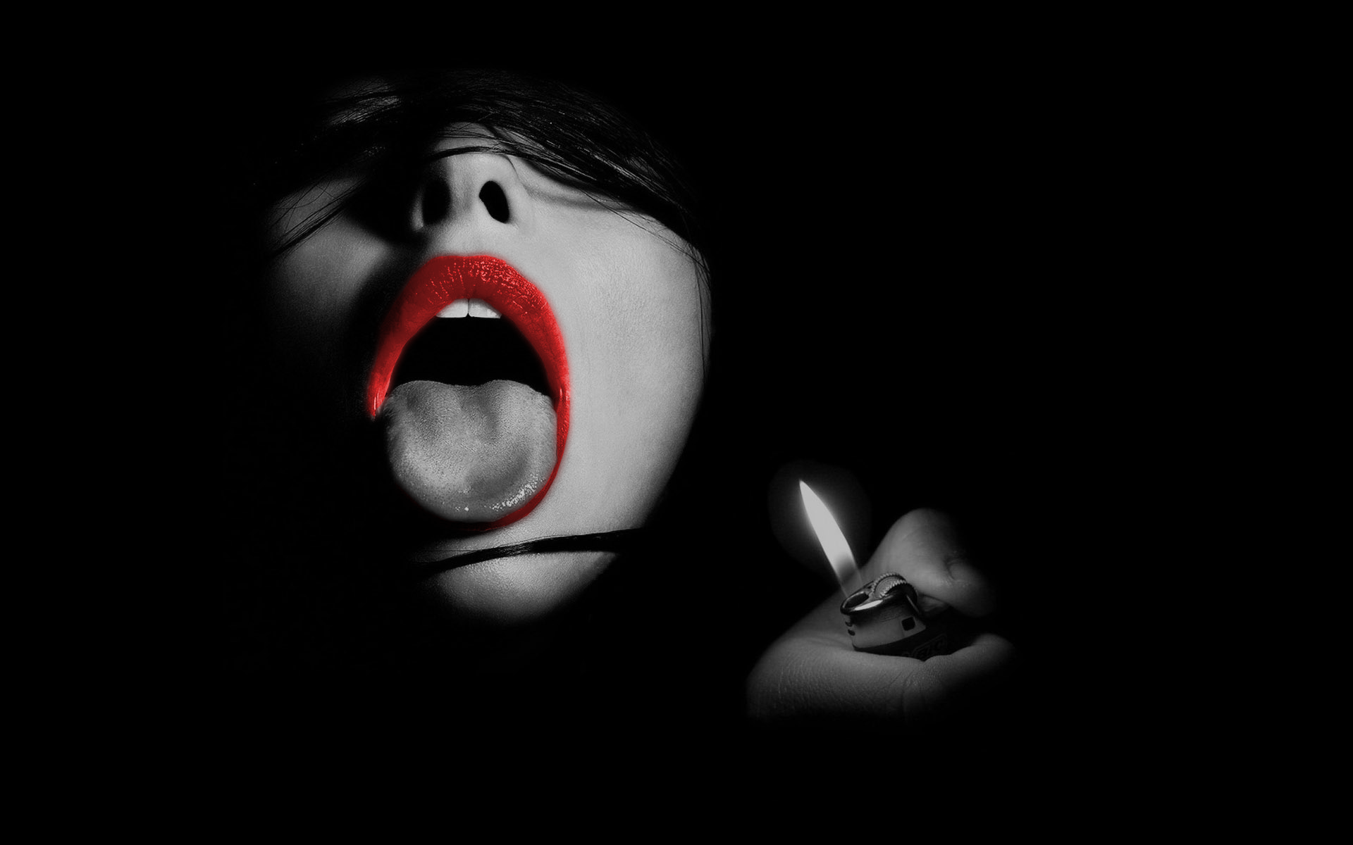 Девушка с высунутым языком. Страшное лицо из Темноты. Открытый рот. Страшные картинки на рабочий стол. Рот черного цвета