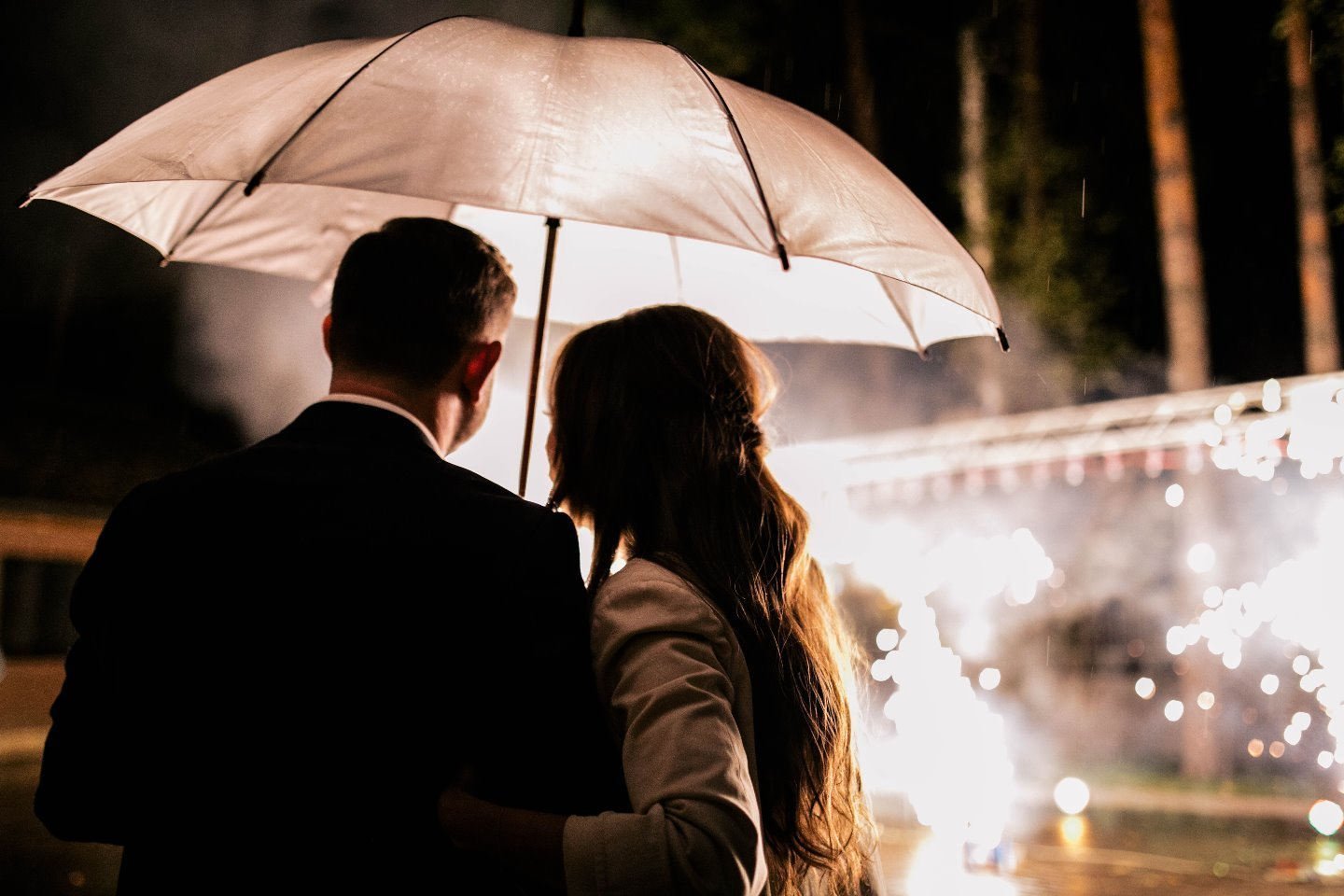 Шел двое суток. Мужчина и женщина под зонтом. Влюбленные под дождем. Парень и девушка под зонтом. Под дождем.
