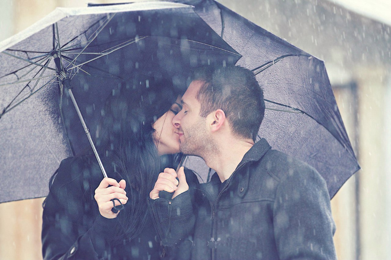 Песня дождь и двое в путь. Парень и девушка под зонтом. Влюбленные под дождем. Зонты мужчина женщина. Пара под зонтиком.