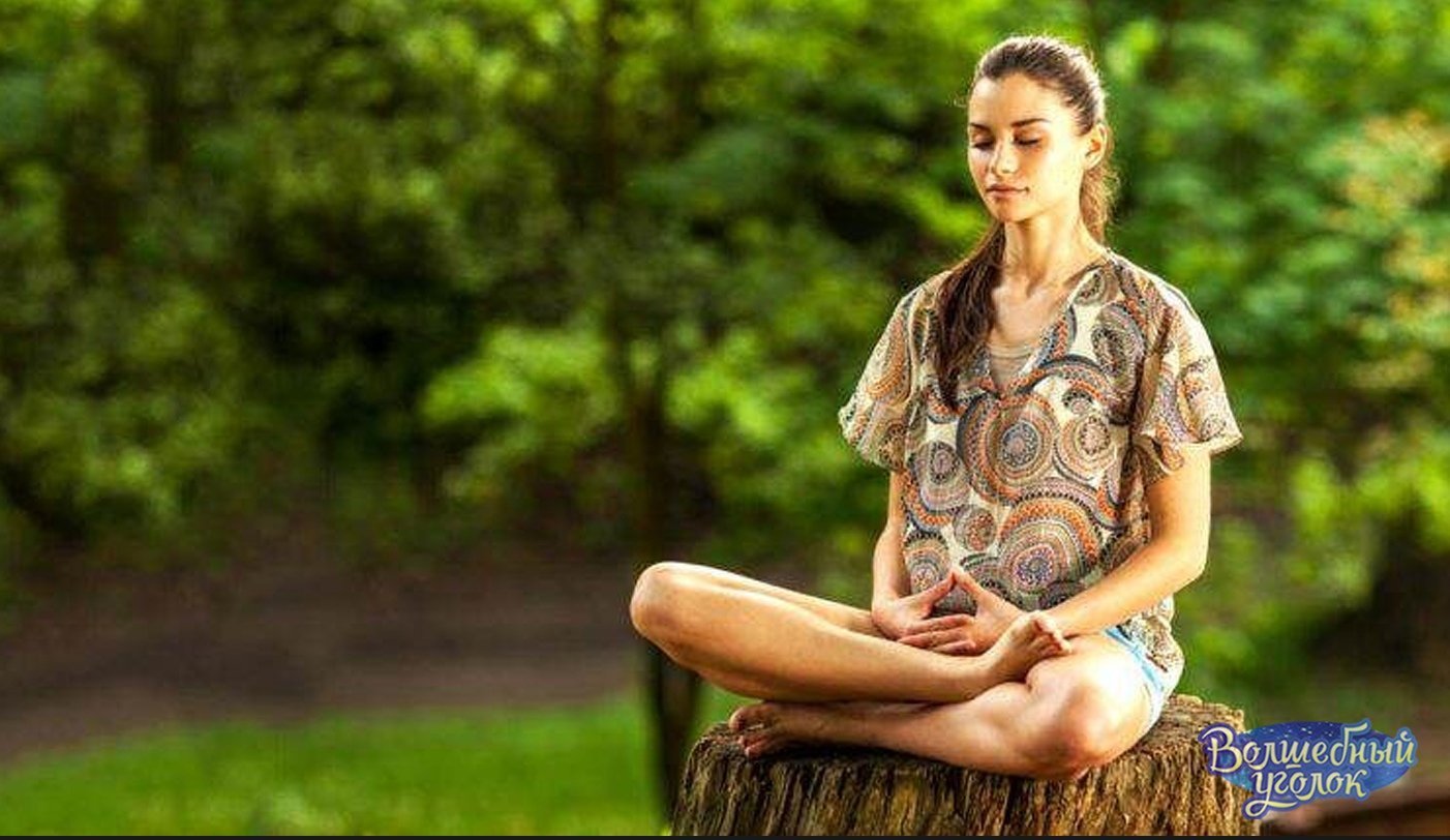Бесплатные медитации видео. Девушка медитирует в лесу. Медитация на природе. Йога на природе. Медитация девушка.