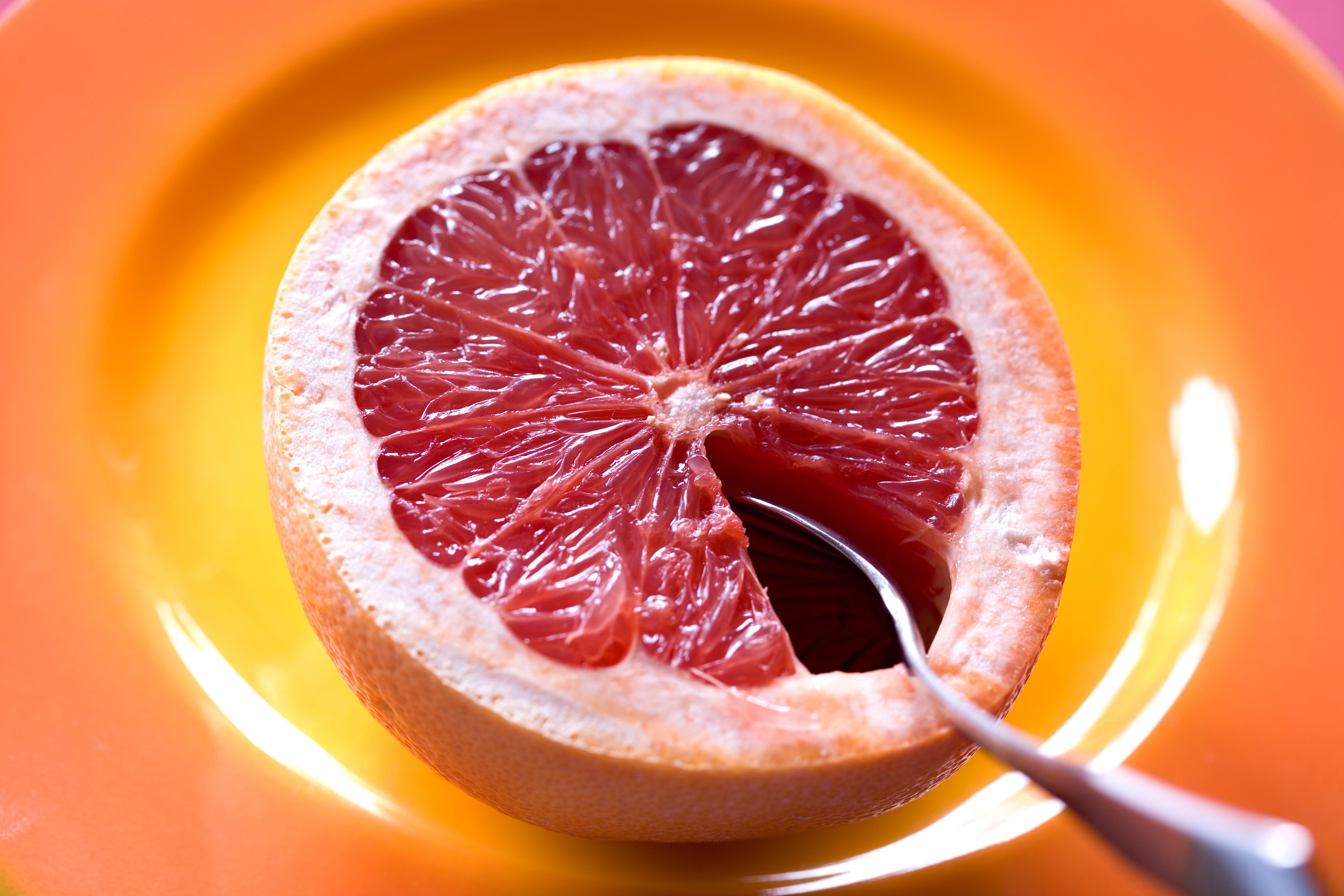 Grapefruit перевод. Грейпфрут. Грейпфрут красный. Грейпфрут фото. Грейпфрут в разрезе.