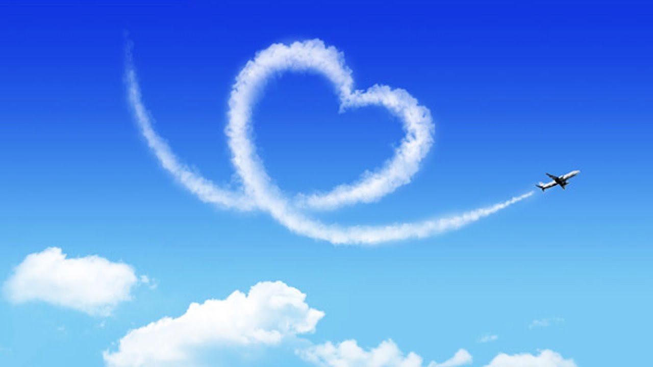 Самолет написал в небе. Сердце в небе. Облако в виде сердца. Самолет в небе. Сердечко в небе.