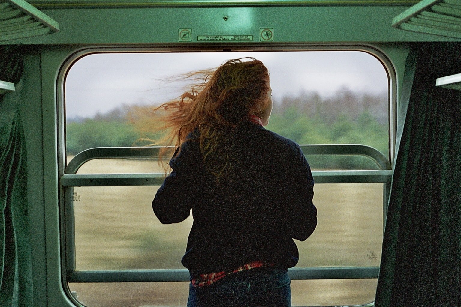 Не забывай меня когда я уезжаю. Окно поезда. Девушка уезжает. Девушка смотрит в окно поезда. Девушка в поезде.