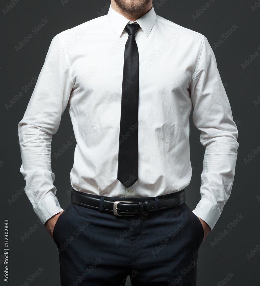 Чёрная рубашка с белым галстуком