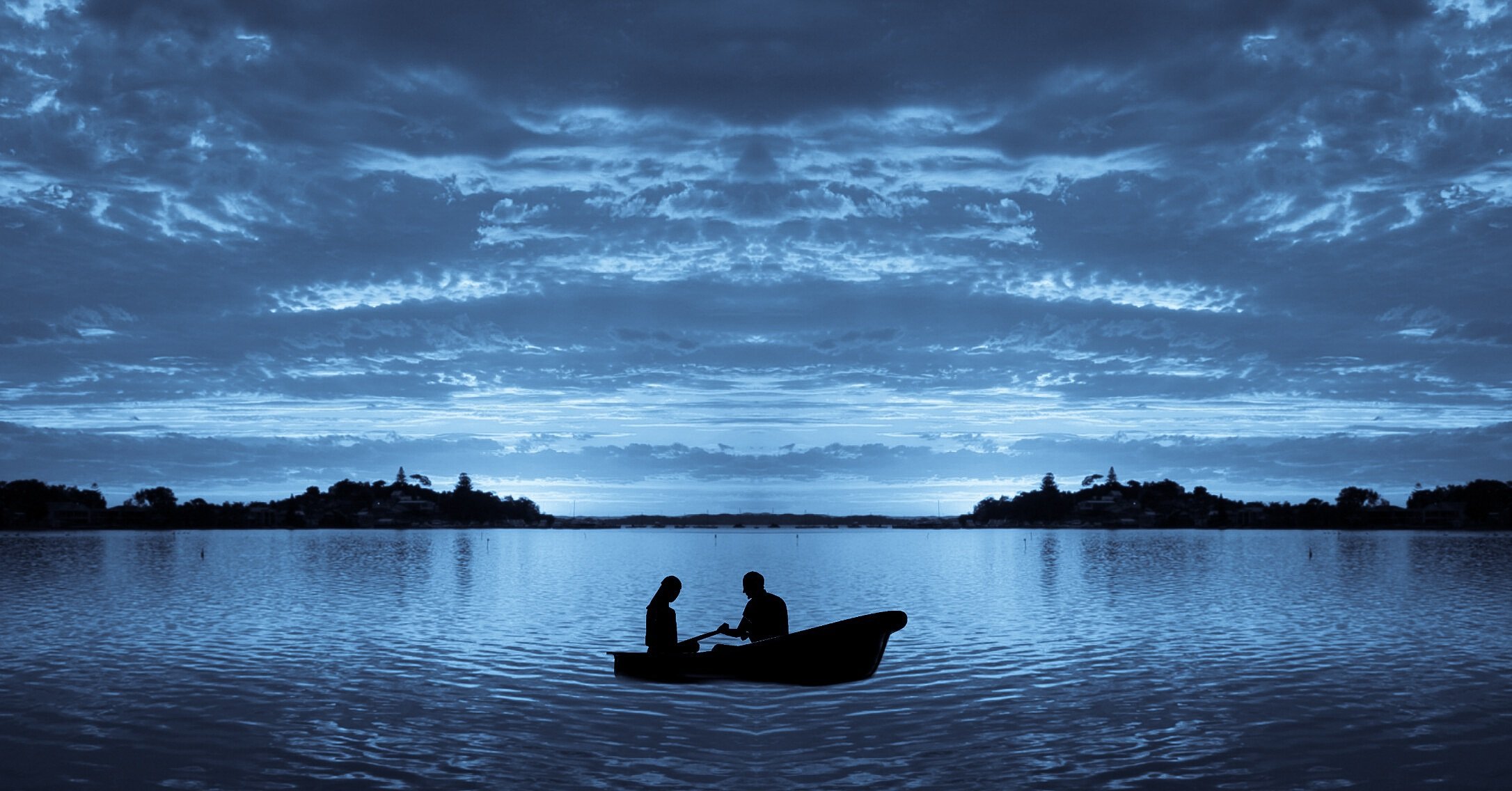Вода озеро свет. Лодка ночью. Ночное озеро. Лодка на реке ночью. Лодка на озере ночью.