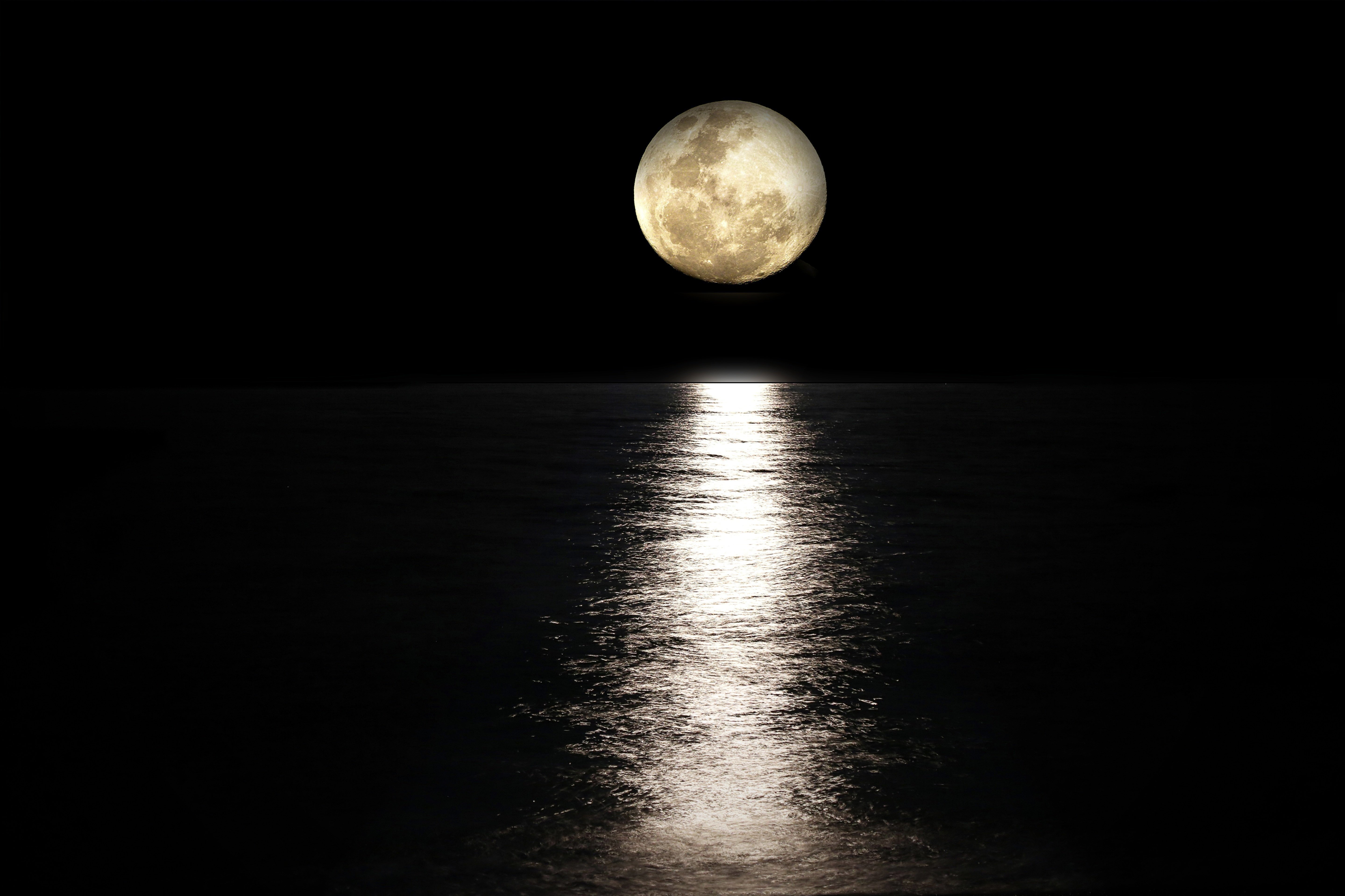 Лунный свет днем. Луна. Полнолуние. Лунная дорожка. Отражение Луны.