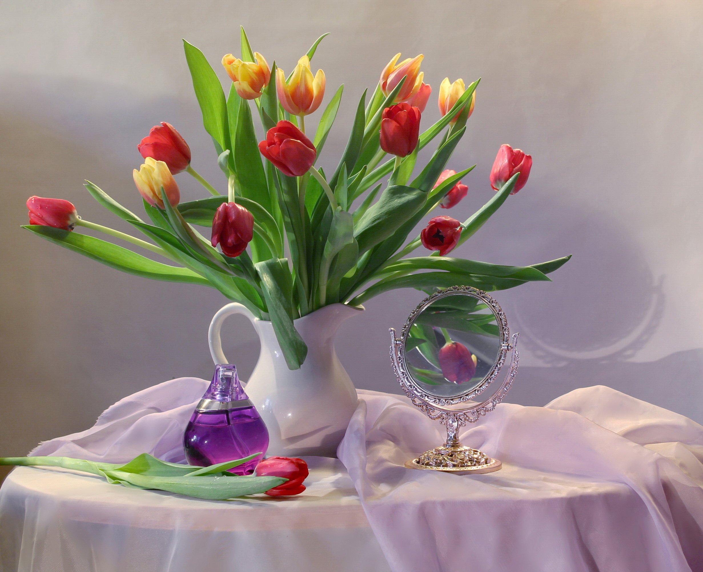 Фото тюльпаны в вазе на столе. Тюльпаны в вазе. Букет тюльпанов. Букет тюльпанов в вазе. Красивые тюльпаны в вазе.