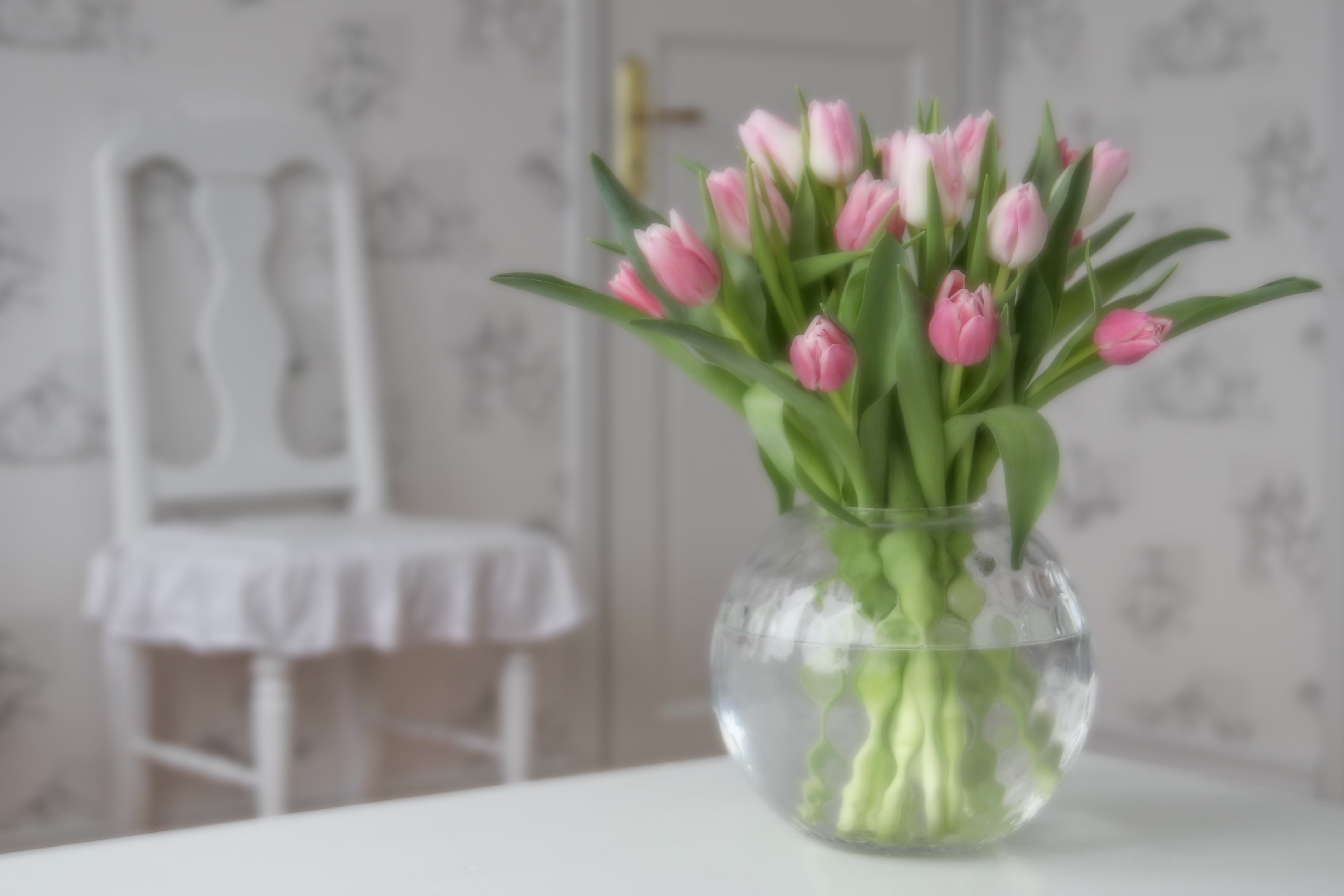 Фото тюльпаны в вазе на столе. Тюльпаны в вазе. Букет тюльпанов. Букет тюльпанов в вазе. Розовые тюльпаны в вазе.