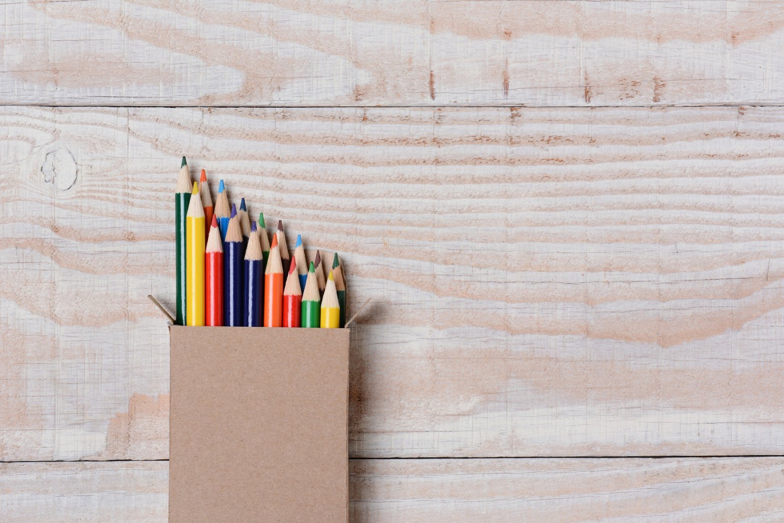 На столе лежат две коробки с карандашами. Карандаши на столе. Бумага и цветные карандаши. Бумага и цветные карандаши на столе. Цветные карандаши на столе.