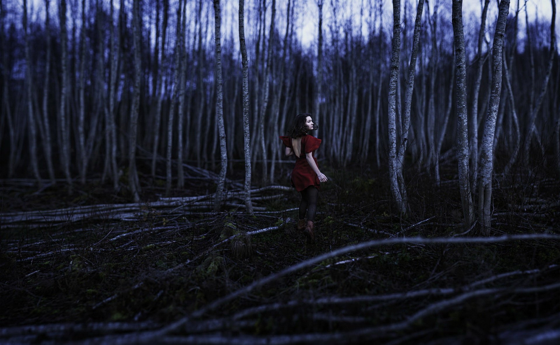 Черный сиреноголовый. Девушка ночью в лесу. Девушка бежит в лесу. Девочка ночью в лесу. Девушка убегает в лес.