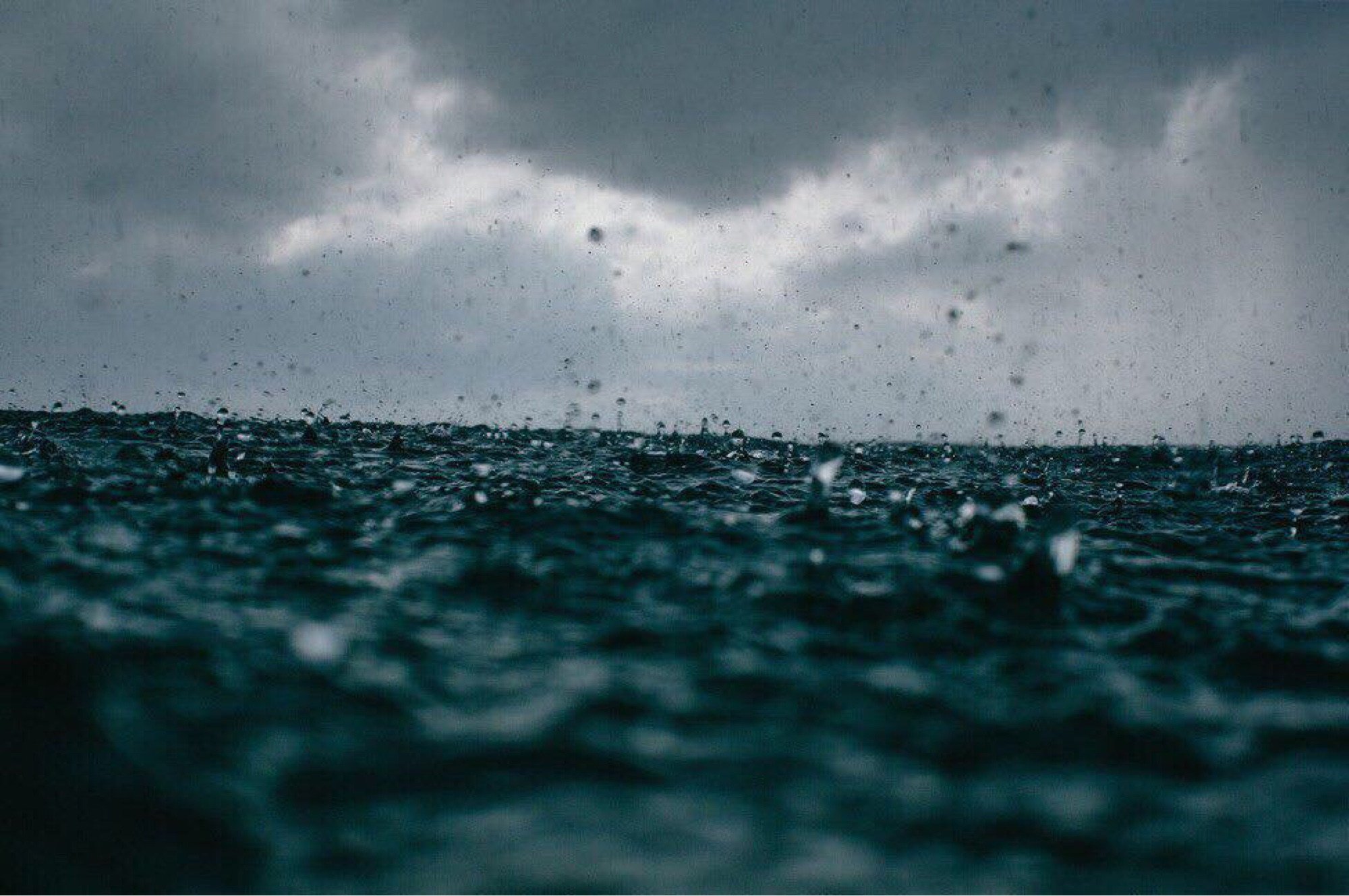 дождь и море