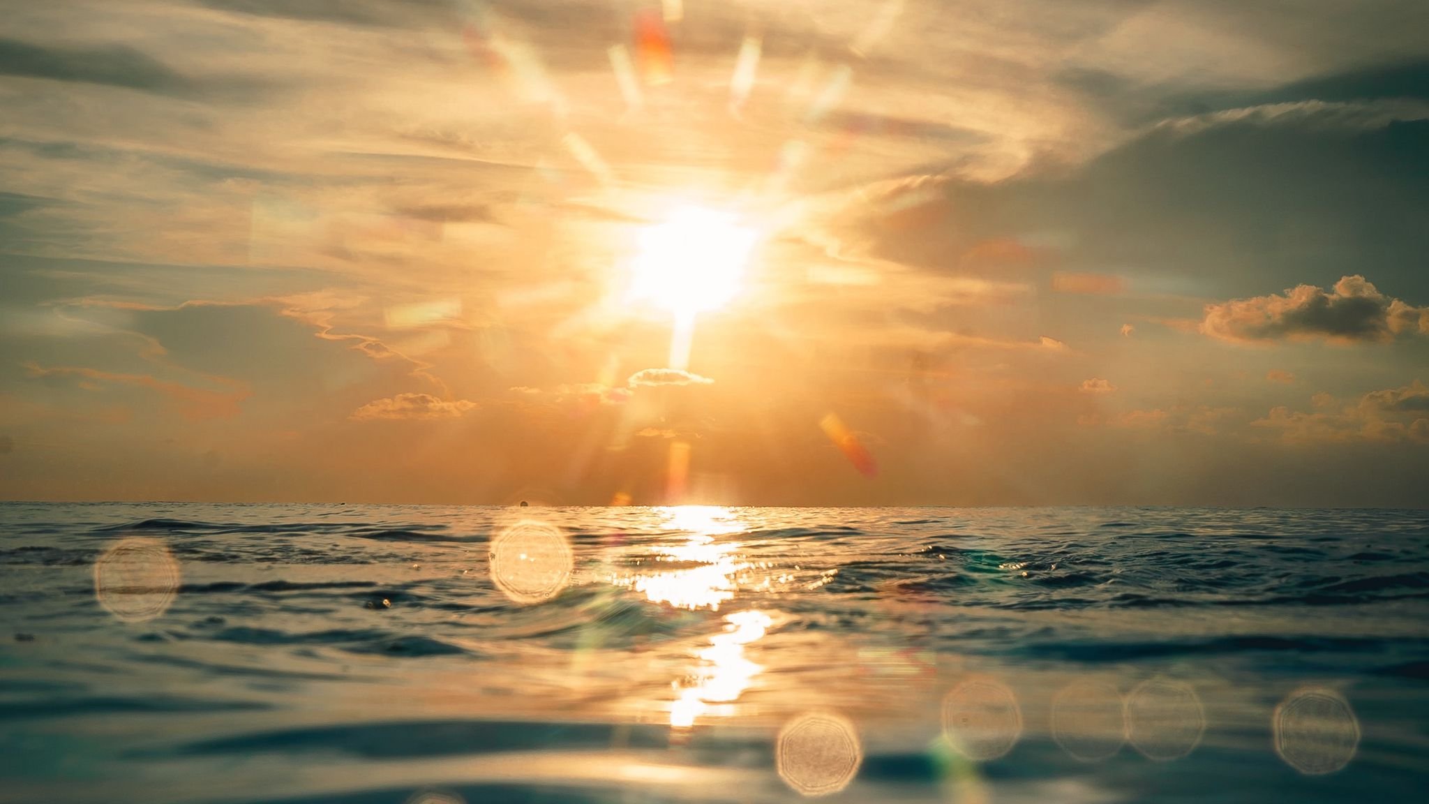 Песни свет в океане. Блик солнца. Море солнце. Солнечные блики. Блики солнца на воде.